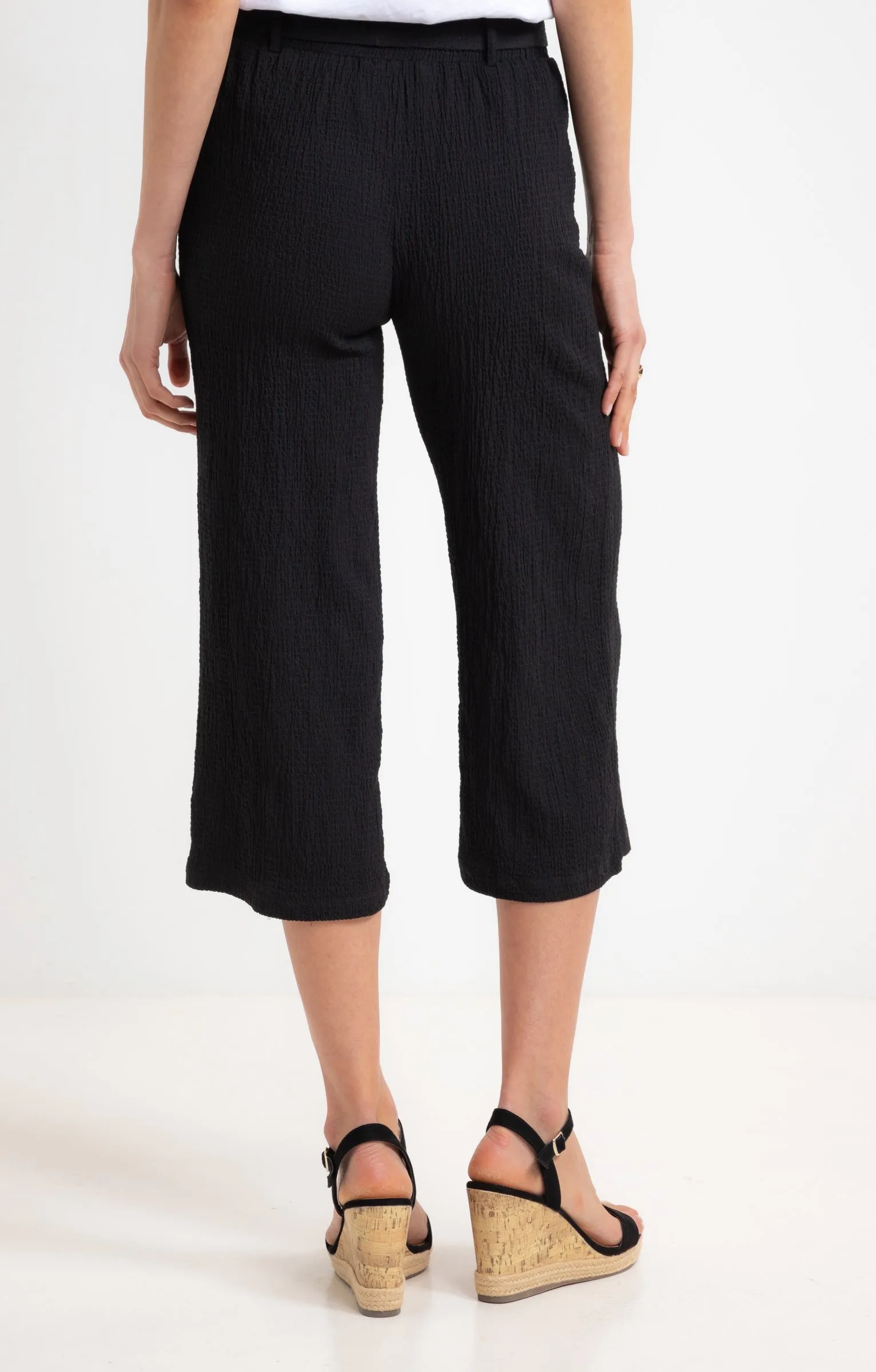 Cropped ankle pants with tied belt - €39.96